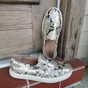 Time and Tru Metalic Snakeskin Loafers (Womens 8W)